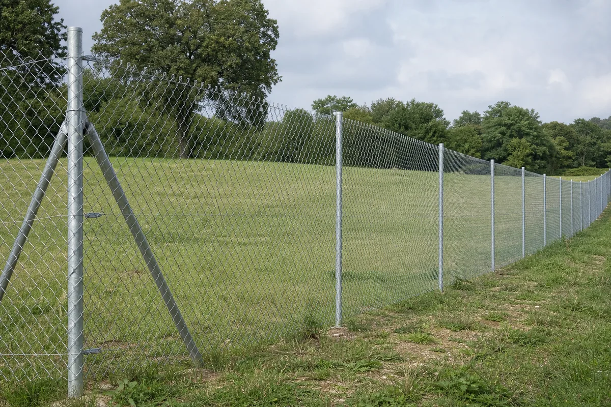 Grillage simple torsion galvanisé délimitant un terrain en limite de propriété à la campagne
