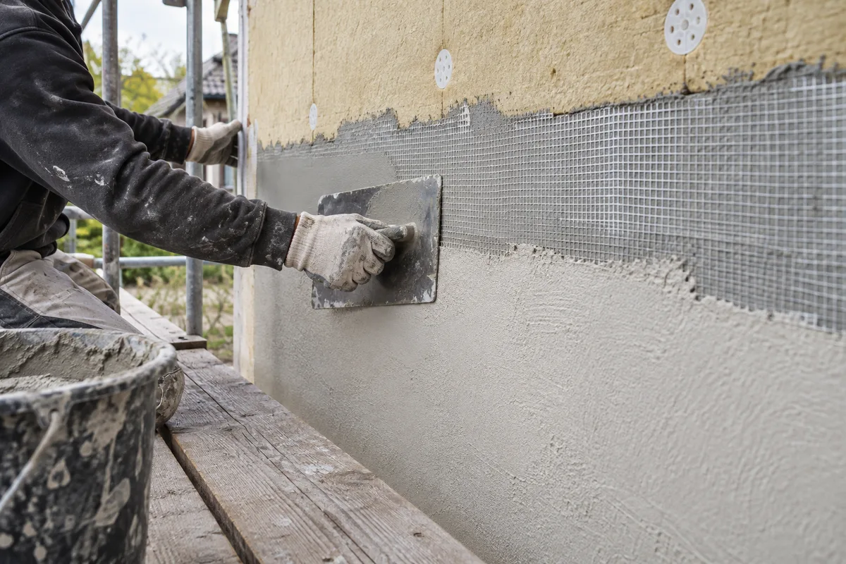 Application d’un enduit de façade sur un mur isolé par l’extérieur